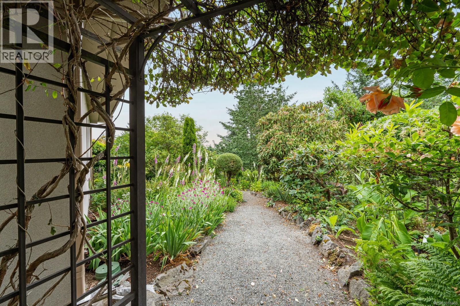 11406 Sycamore Dr, North Saanich