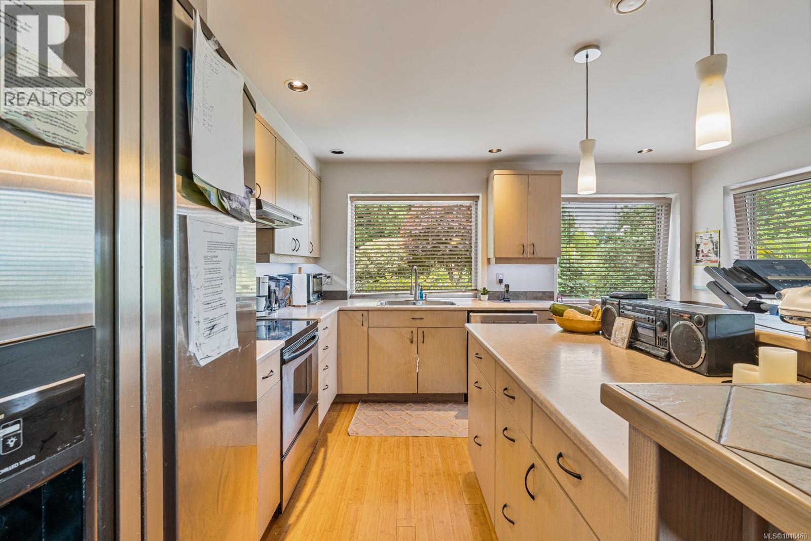 11406 Sycamore Dr, North Saanich