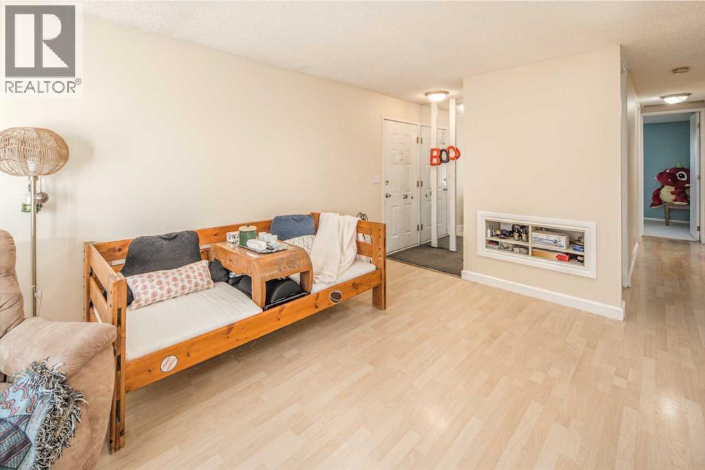 Single Family House Bungalow for Sale in  Shawmeadows Crescent SW Shawnessy Calgary 