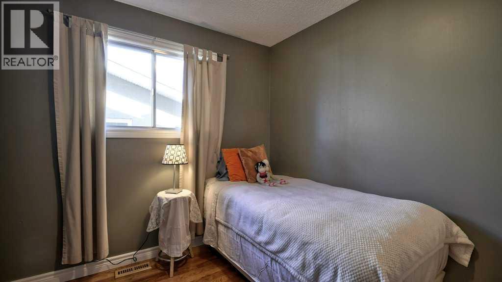 Single Family House 3 Level for Sale in  Penbrooke Way SE Penbrooke Meadows Calgary 