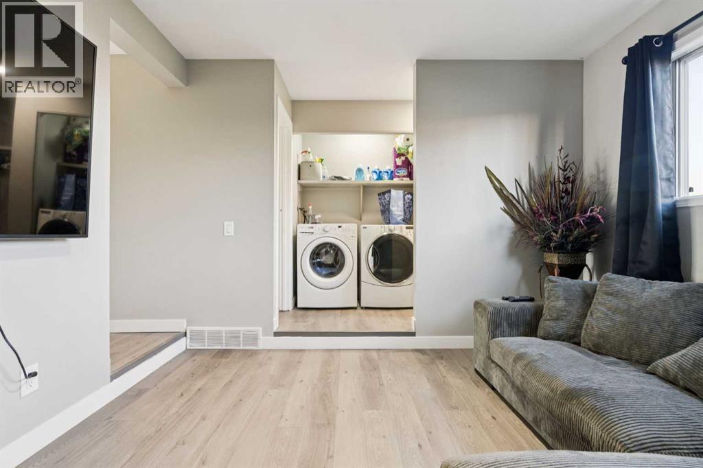 Single Family House for Sale in  Falmere Way NE Falconridge Calgary 