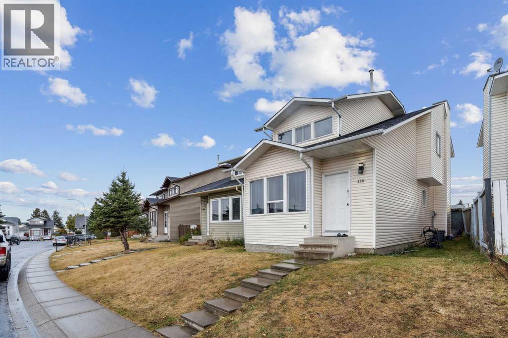 Single Family House for Sale in  Falmere Way NE Falconridge Calgary 