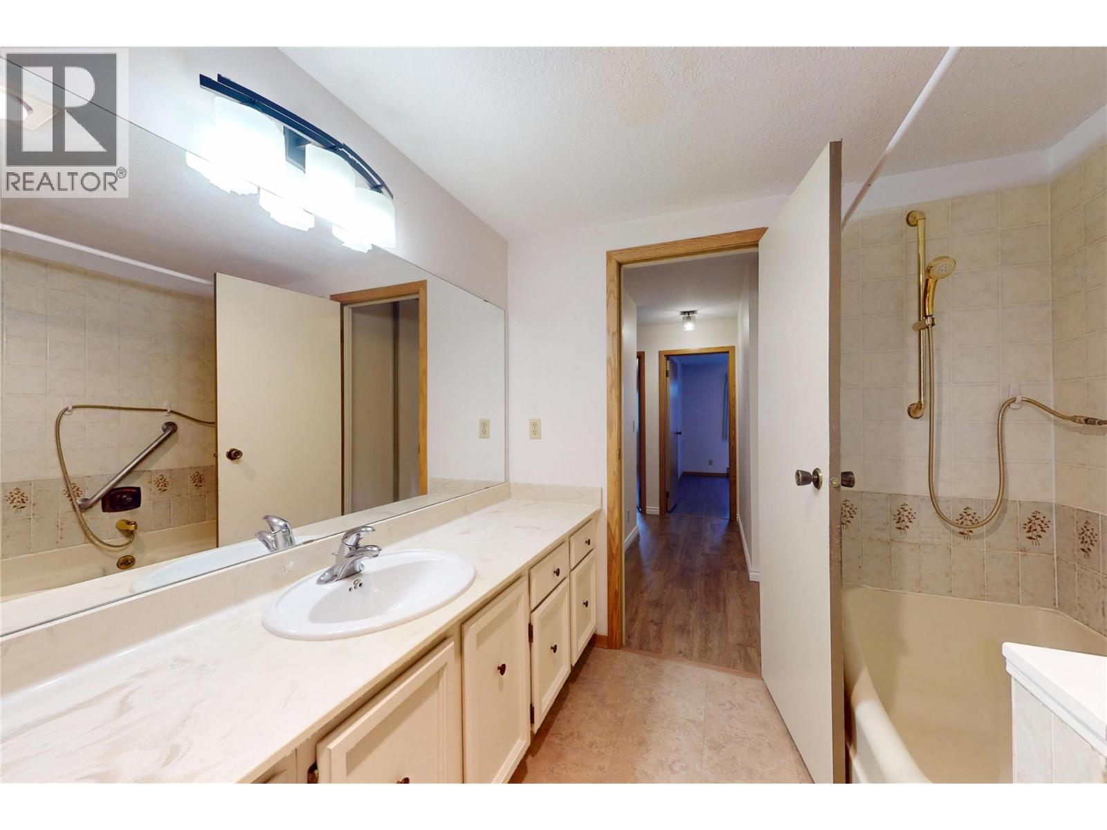 114 1075 Bernard Avenue, Kelowna