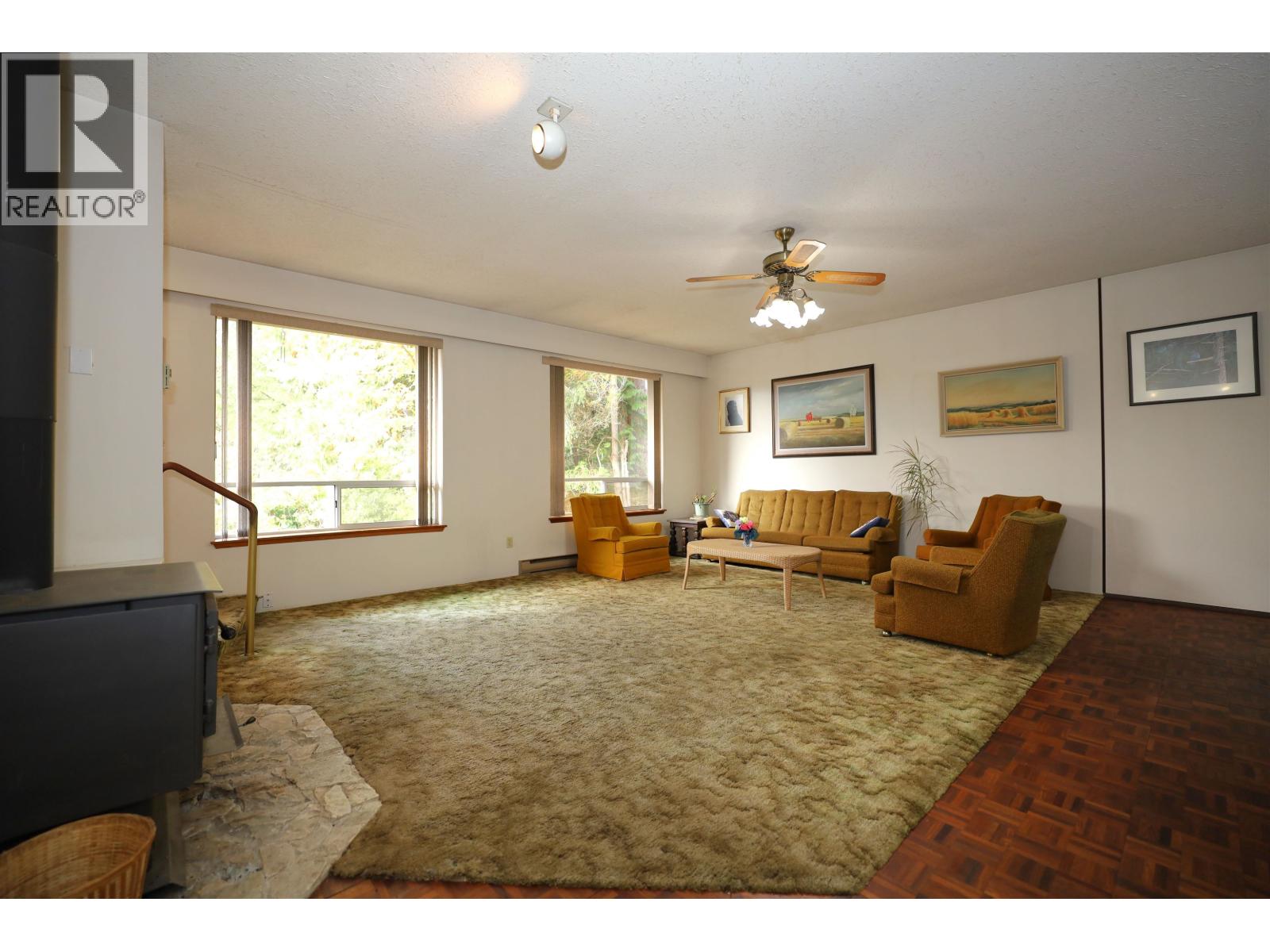 588 VETERANS ROAD, Gibsons