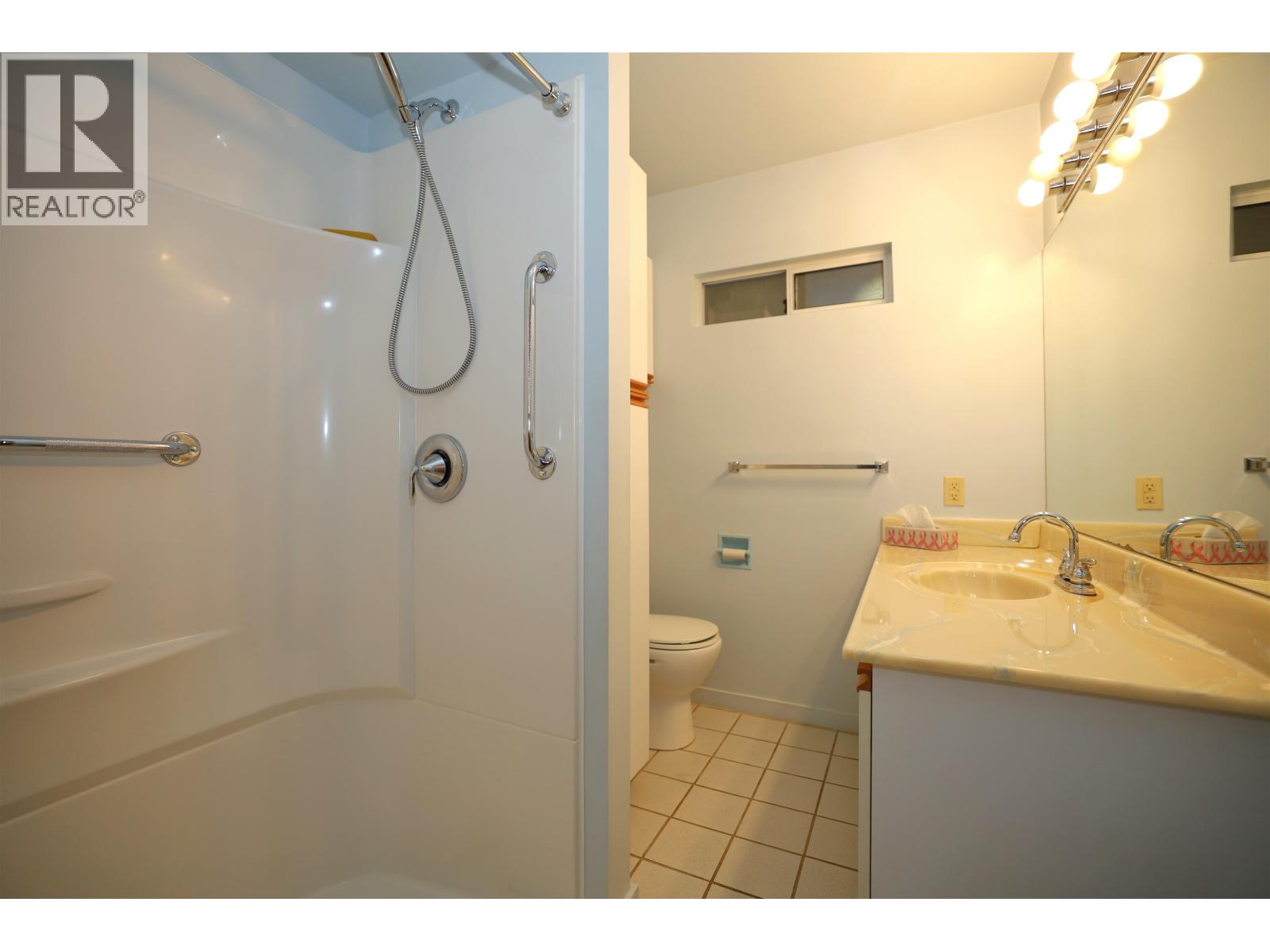 588 VETERANS ROAD, Gibsons