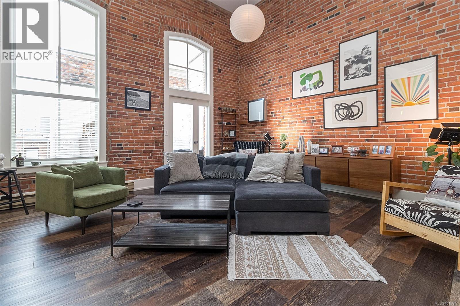 302 1407 Government Street, Victoria