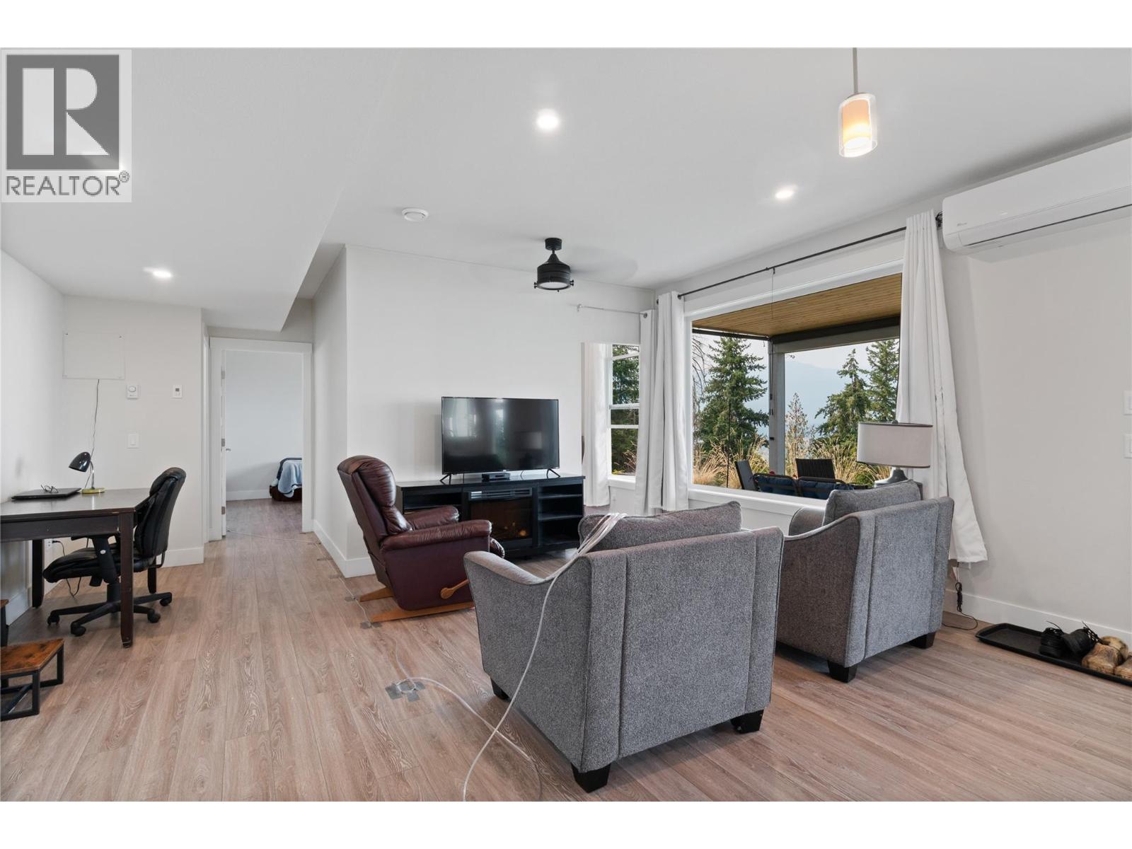  1021 17 Avenue Southeast, Salmon Arm