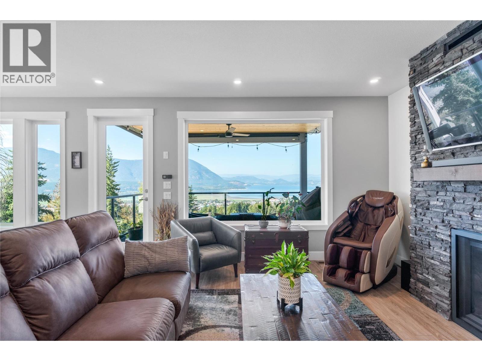  1021 17 Avenue Southeast, Salmon Arm