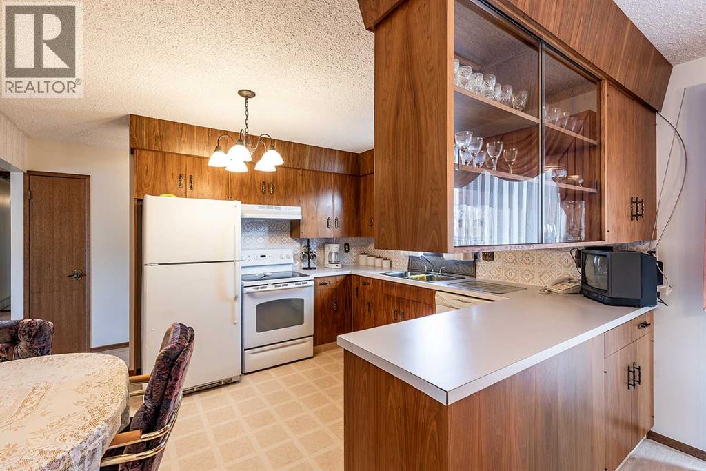 Single Family House Bi-level for Sale in   Avenue SE Connaught Medicine Hat 