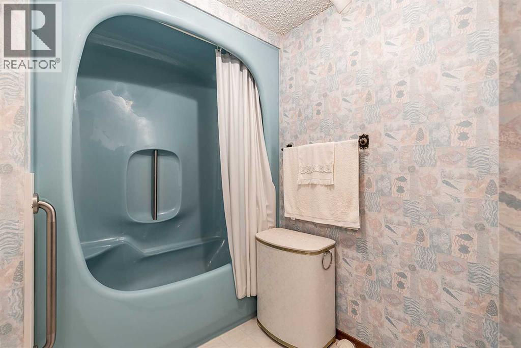 Single Family House Bi-level for Sale in   Avenue SE Connaught Medicine Hat 