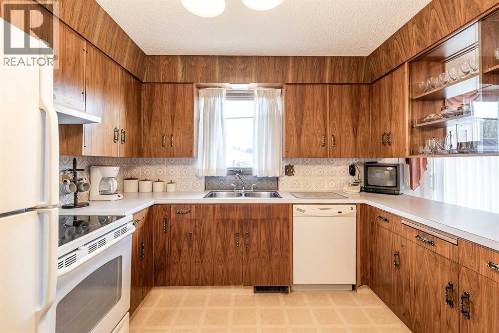 Single Family House Bi-level for Sale in   Avenue SE Connaught Medicine Hat 