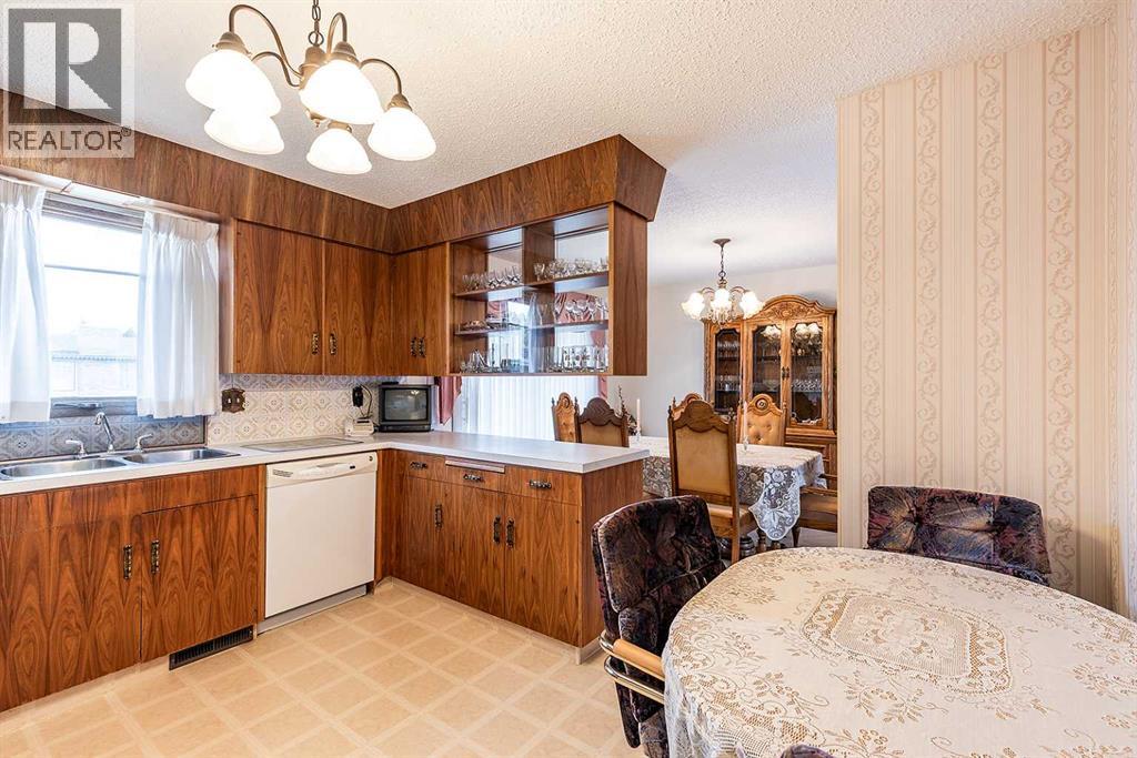 Single Family House Bi-level for Sale in   Avenue SE Connaught Medicine Hat 