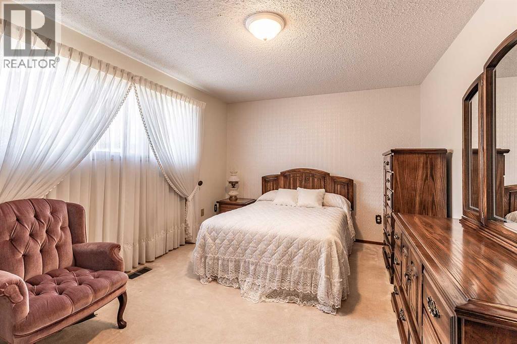 Single Family House Bi-level for Sale in   Avenue SE Connaught Medicine Hat 