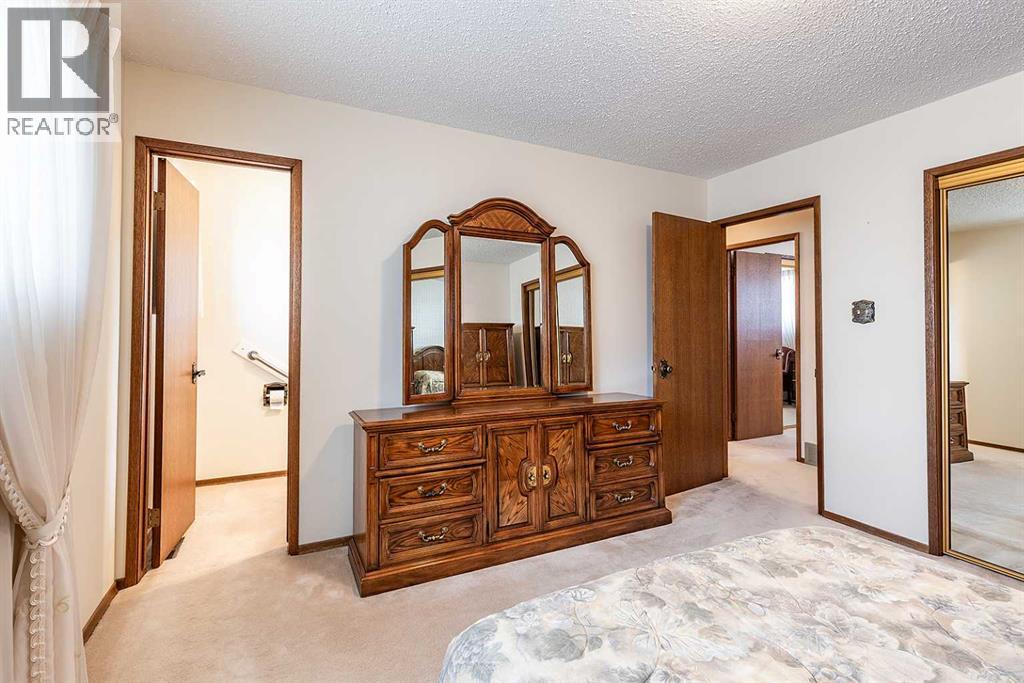 Single Family House Bi-level for Sale in   Avenue SE Connaught Medicine Hat 