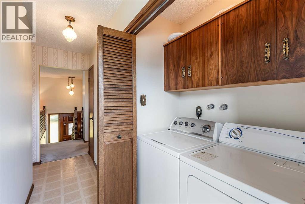 Single Family House Bi-level for Sale in   Avenue SE Connaught Medicine Hat 