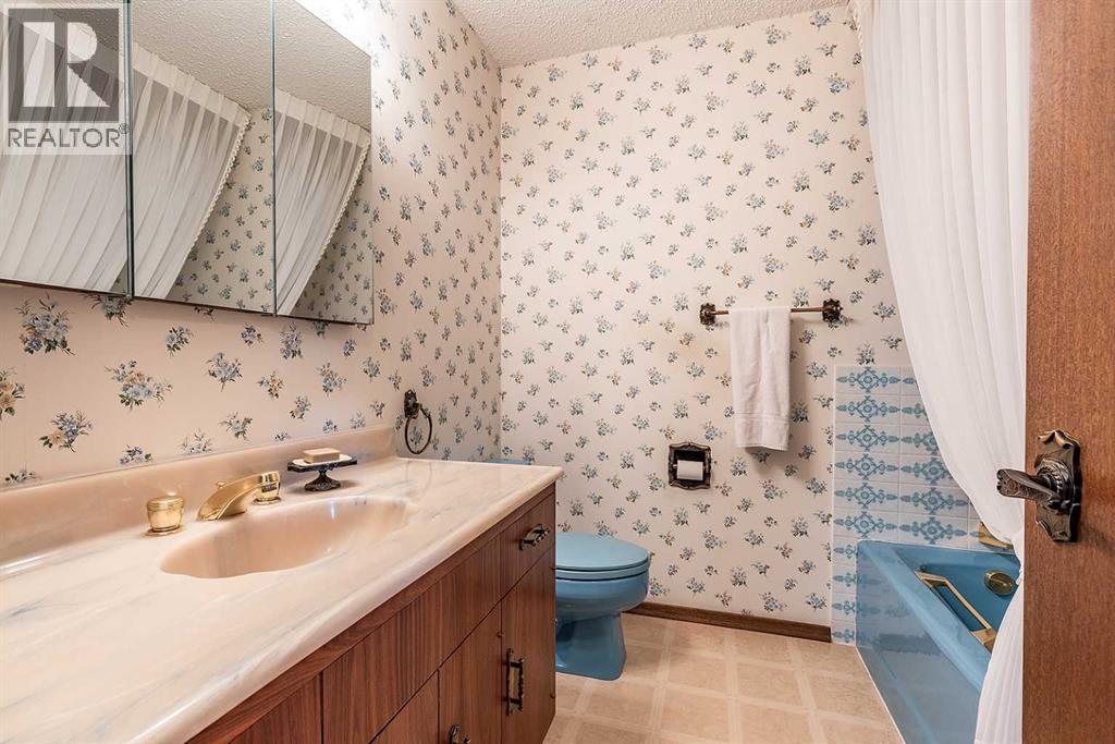 Single Family House Bi-level for Sale in   Avenue SE Connaught Medicine Hat 