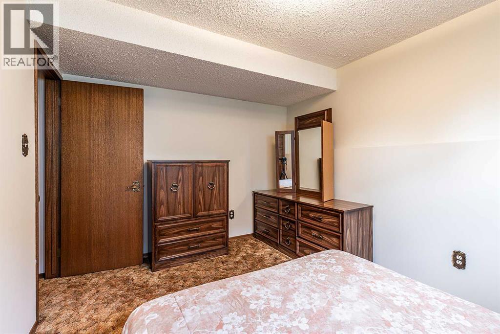 Single Family House Bi-level for Sale in   Avenue SE Connaught Medicine Hat 