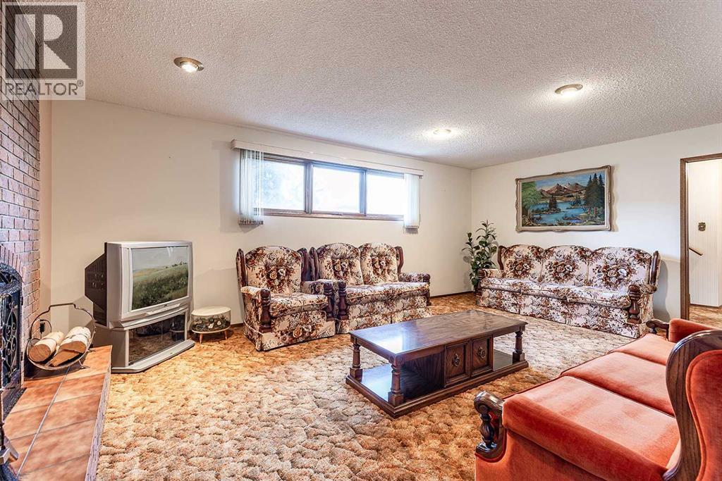 Single Family House Bi-level for Sale in   Avenue SE Connaught Medicine Hat 