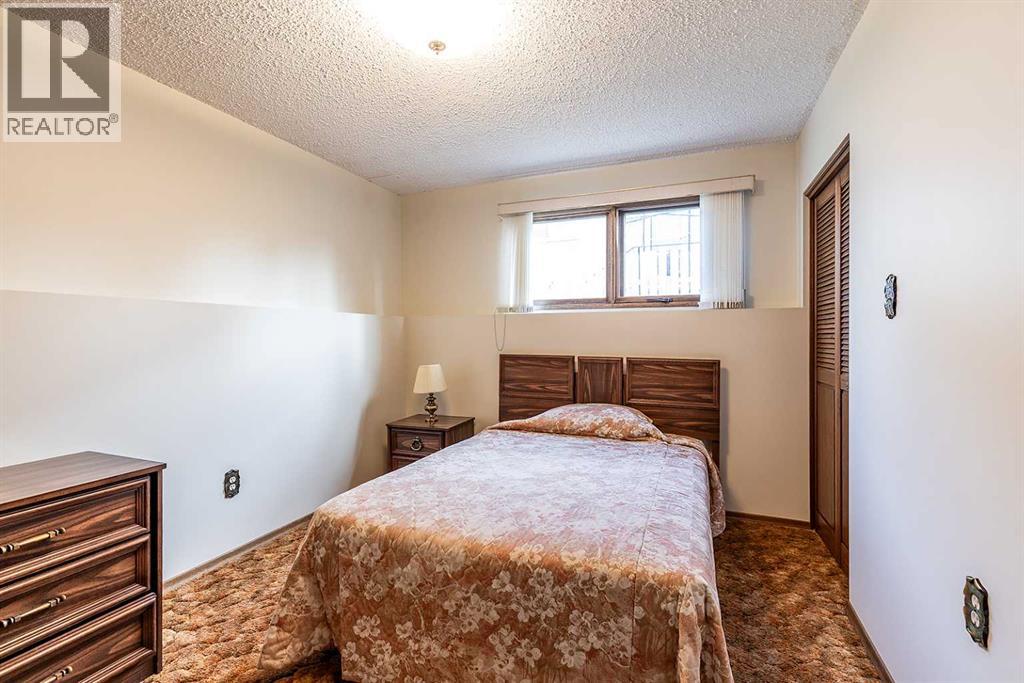 Single Family House Bi-level for Sale in   Avenue SE Connaught Medicine Hat 