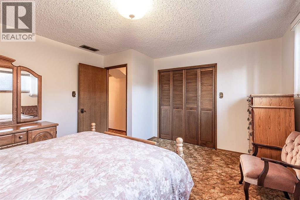 Single Family House Bi-level for Sale in   Avenue SE Connaught Medicine Hat 