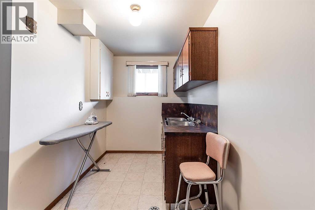 Single Family House Bi-level for Sale in   Avenue SE Connaught Medicine Hat 