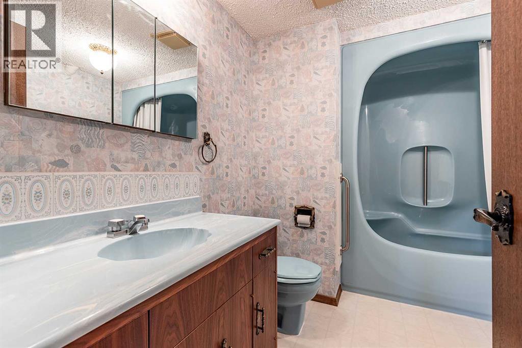 Single Family House Bi-level for Sale in   Avenue SE Connaught Medicine Hat 