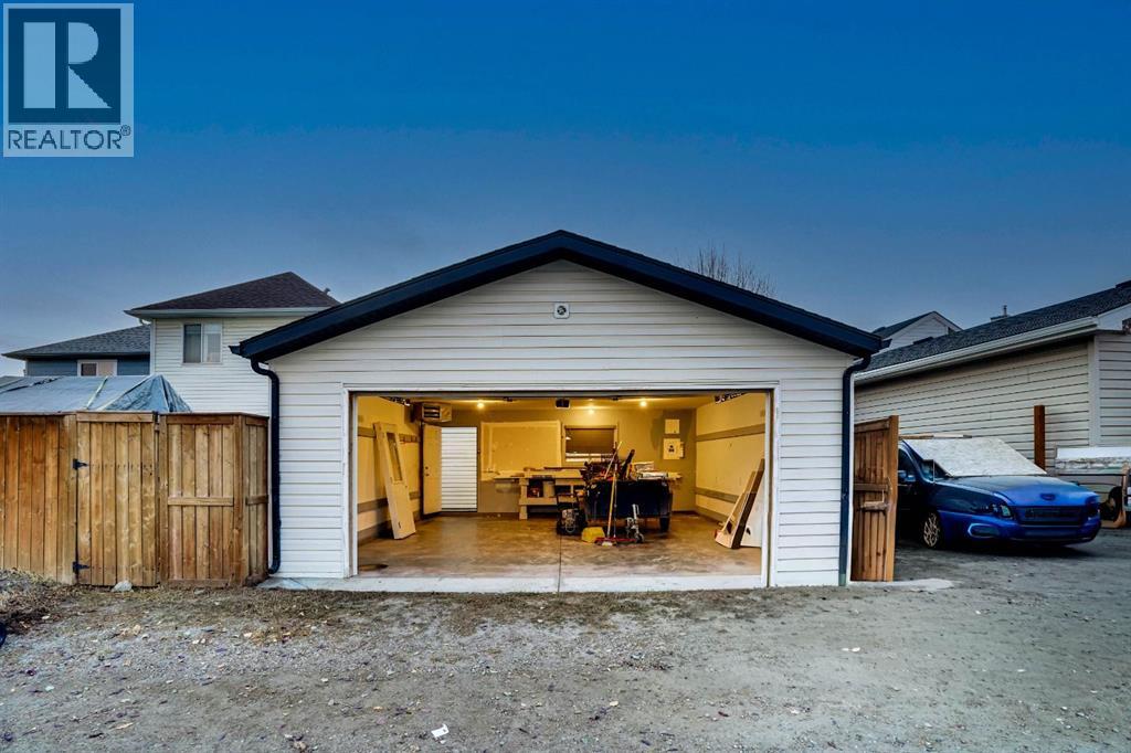 Single Family House 4 Level for Sale in  Harvest Rose Circle NE Harvest Hills Calgary 