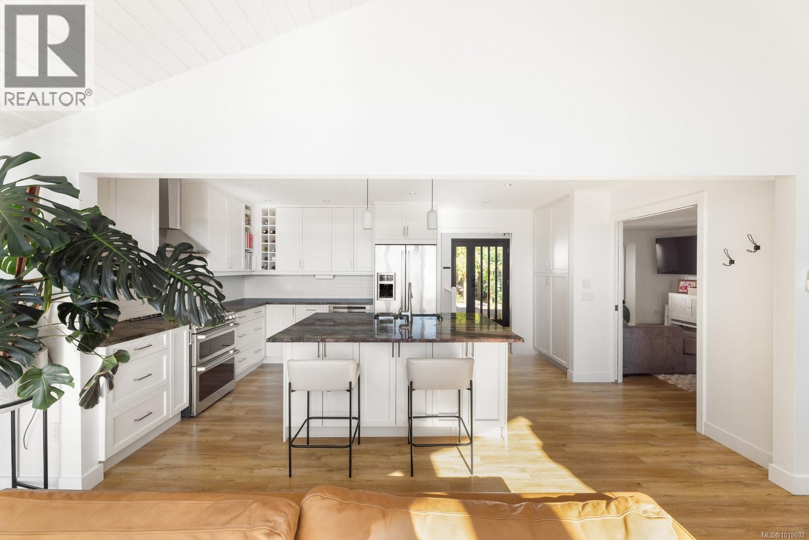  11321 Chalet Road, North Saanich