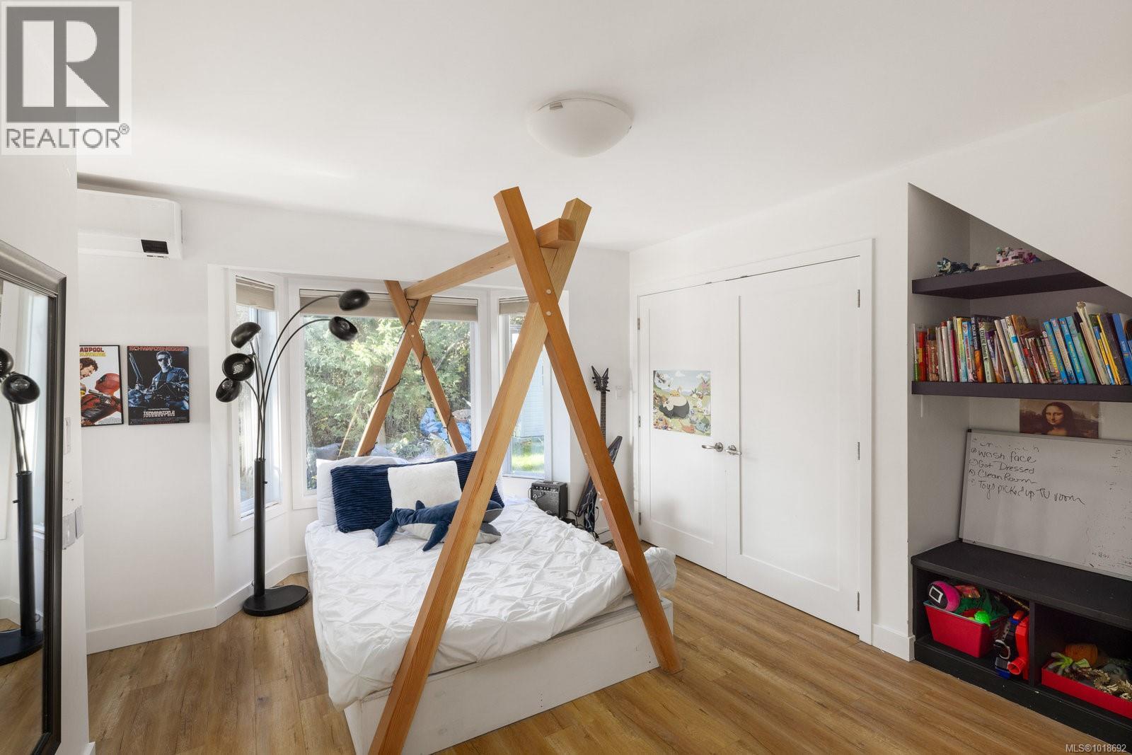  11321 Chalet Road, North Saanich