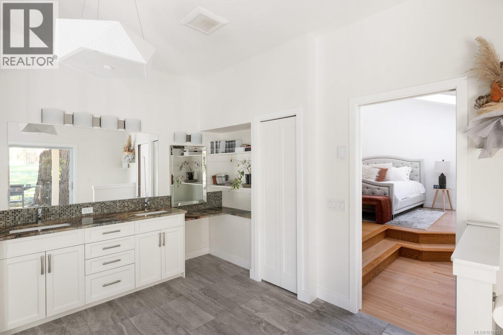  11321 Chalet Road, North Saanich