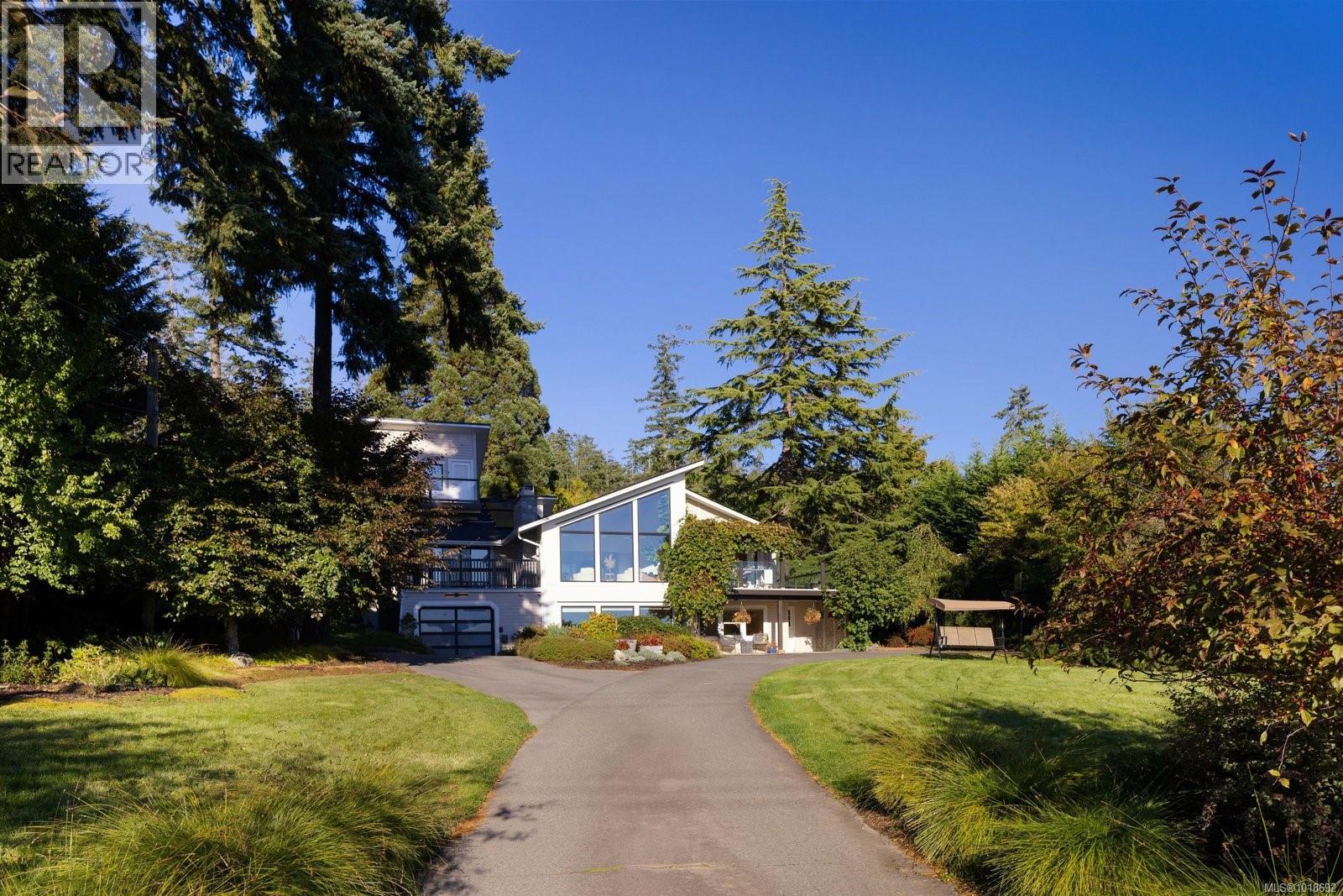  11321 Chalet Road, North Saanich