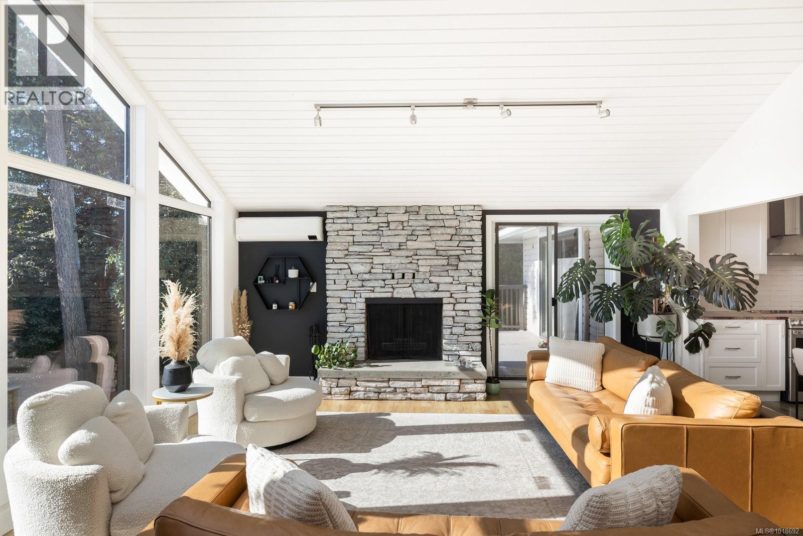  11321 Chalet Road, North Saanich