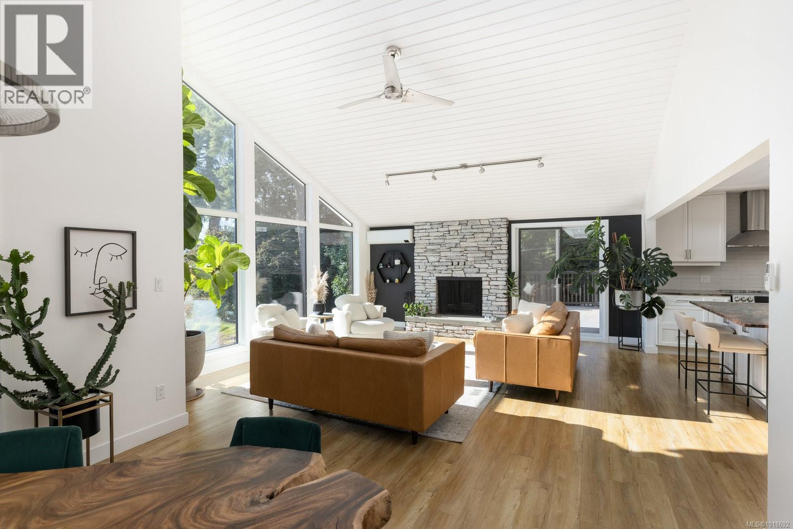  11321 Chalet Road, North Saanich