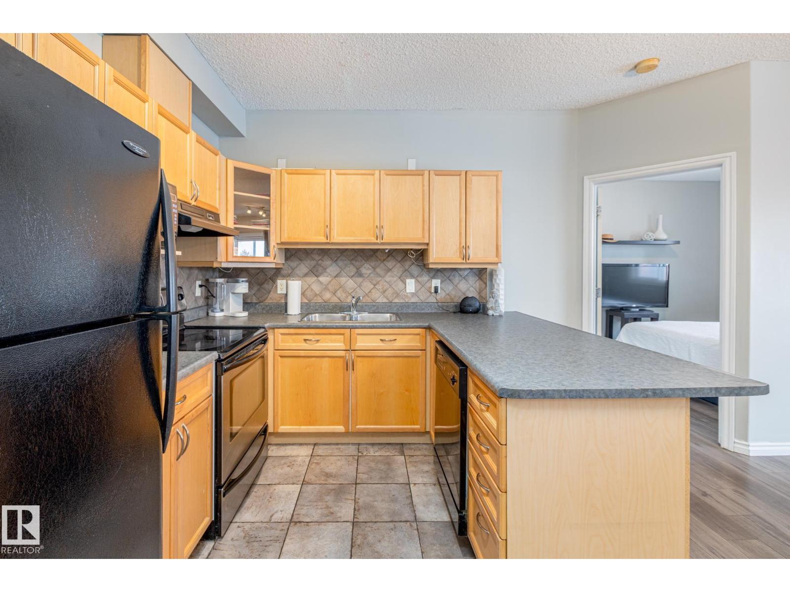 #208 10118 95 ST NW - 7