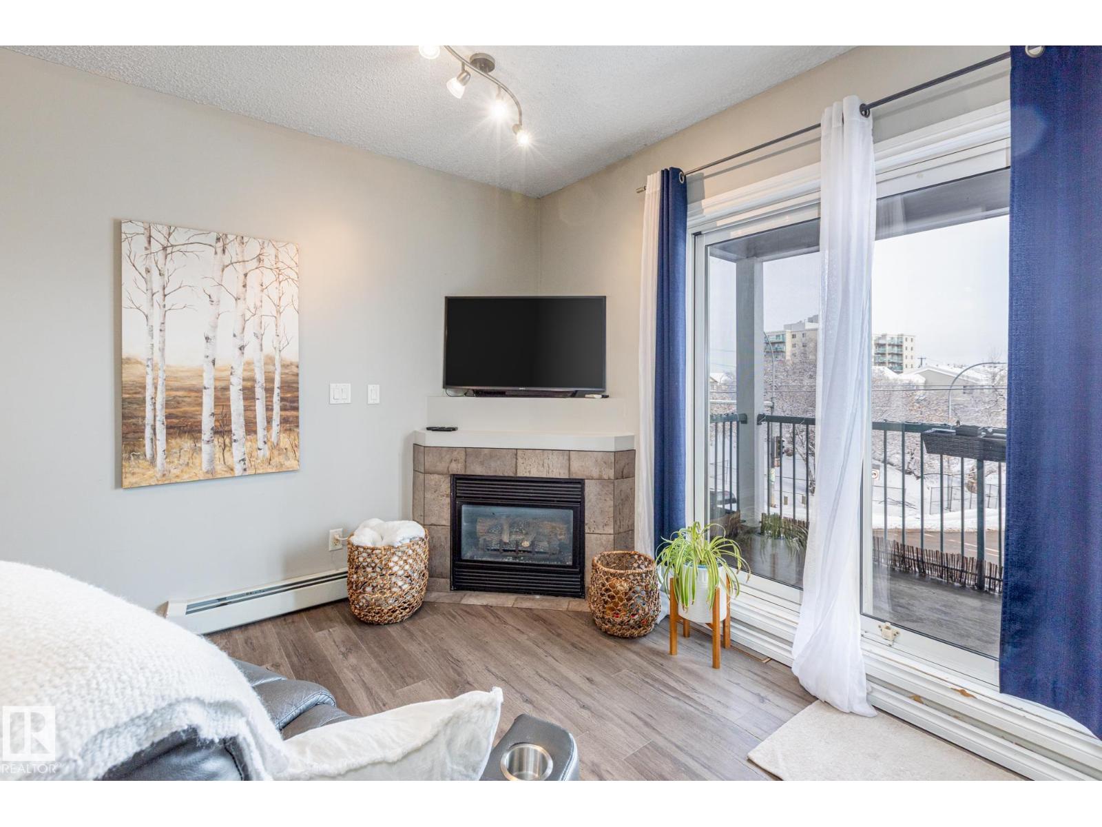 #208 10118 95 ST NW - 11