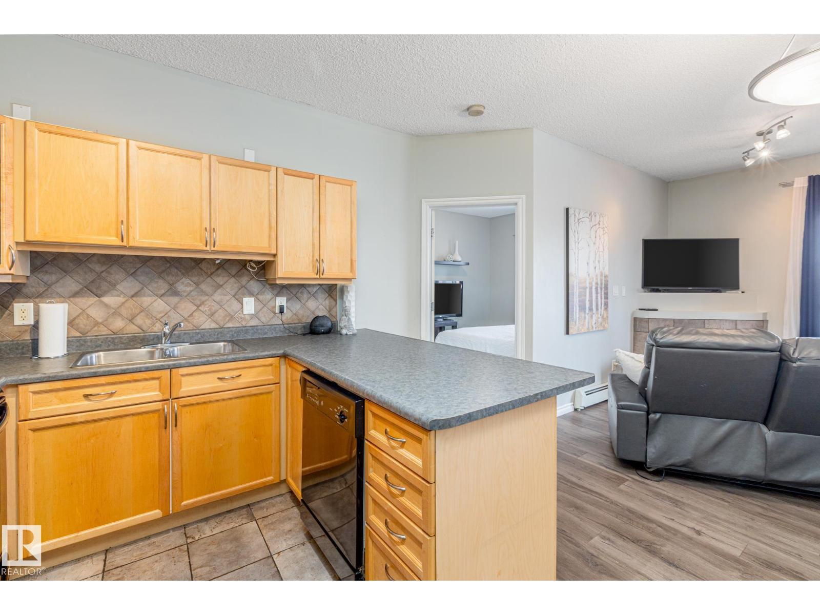 #208 10118 95 ST NW - 8