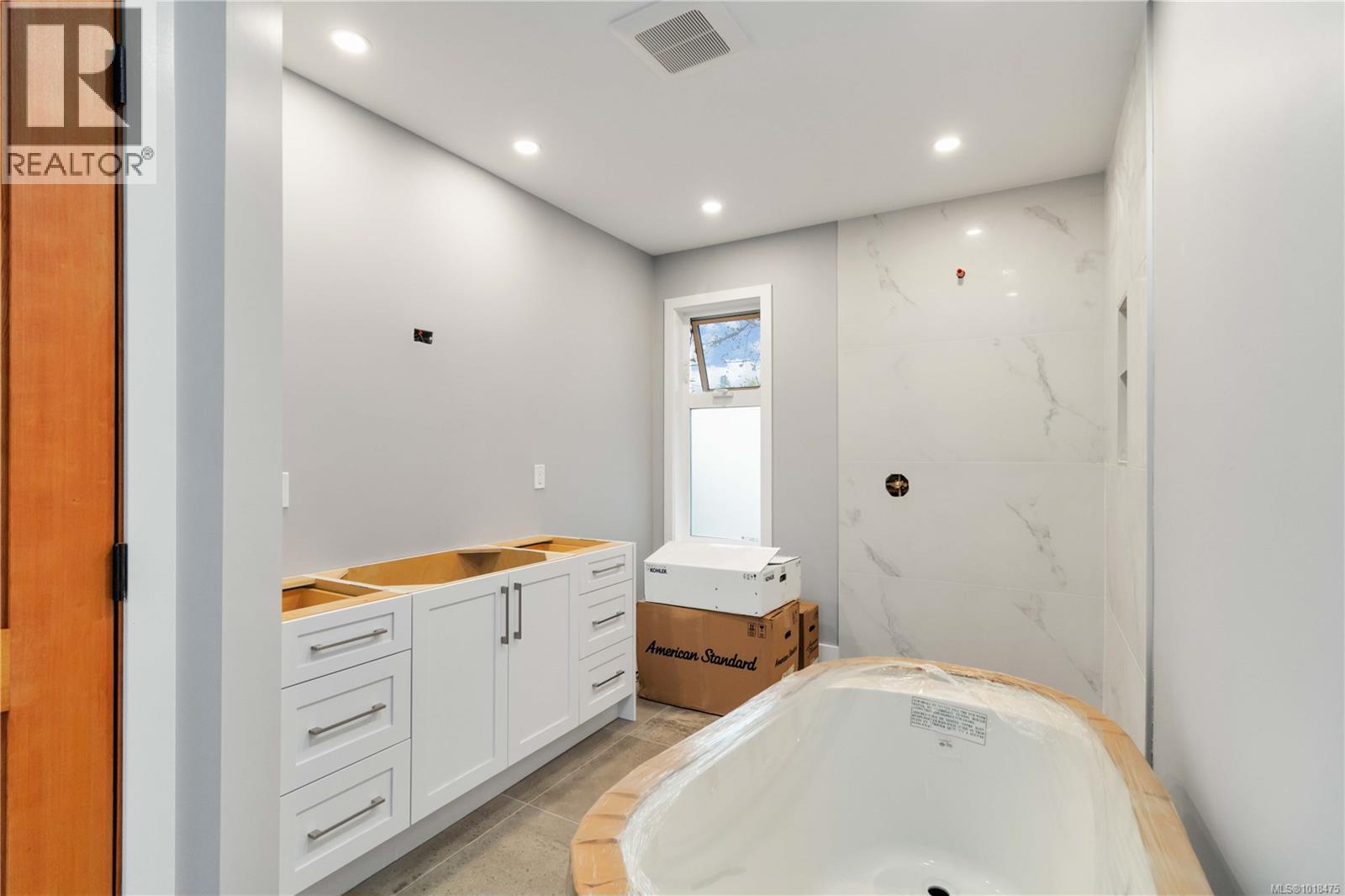  2200 Kinross Avenue, Oak Bay