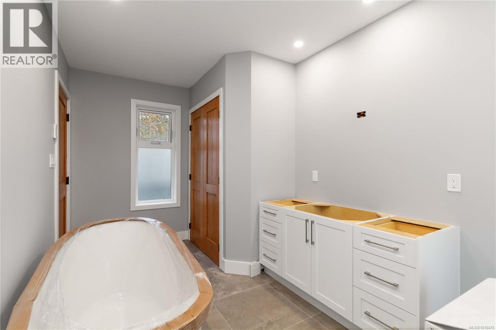  2200 Kinross Avenue, Oak Bay