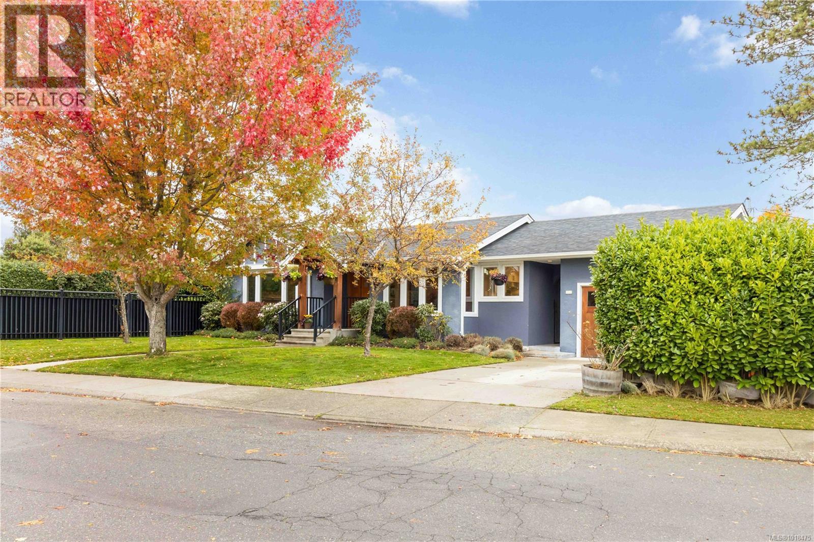  2200 Kinross Avenue, Oak Bay