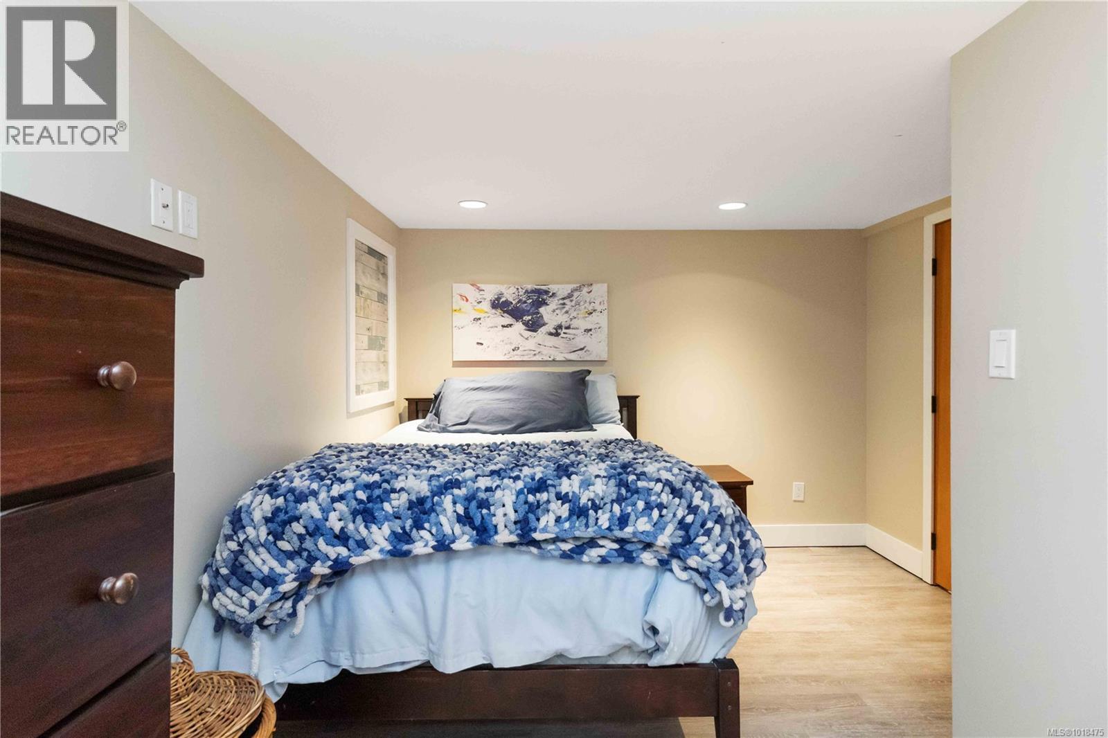  2200 Kinross Avenue, Oak Bay