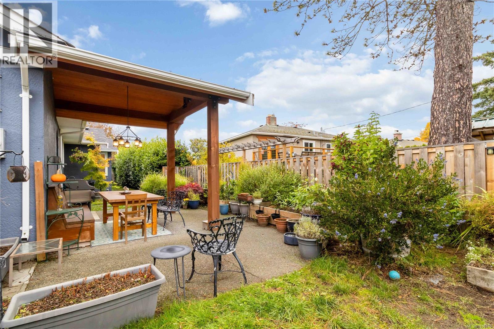  2200 Kinross Avenue, Oak Bay