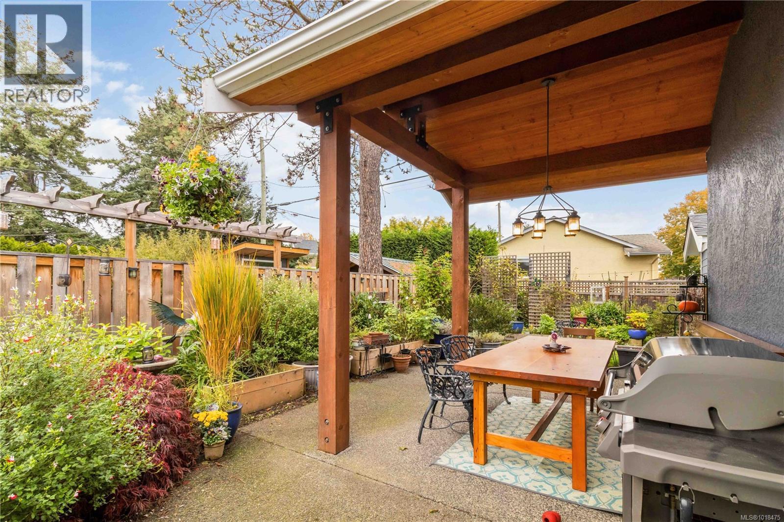  2200 Kinross Avenue, Oak Bay