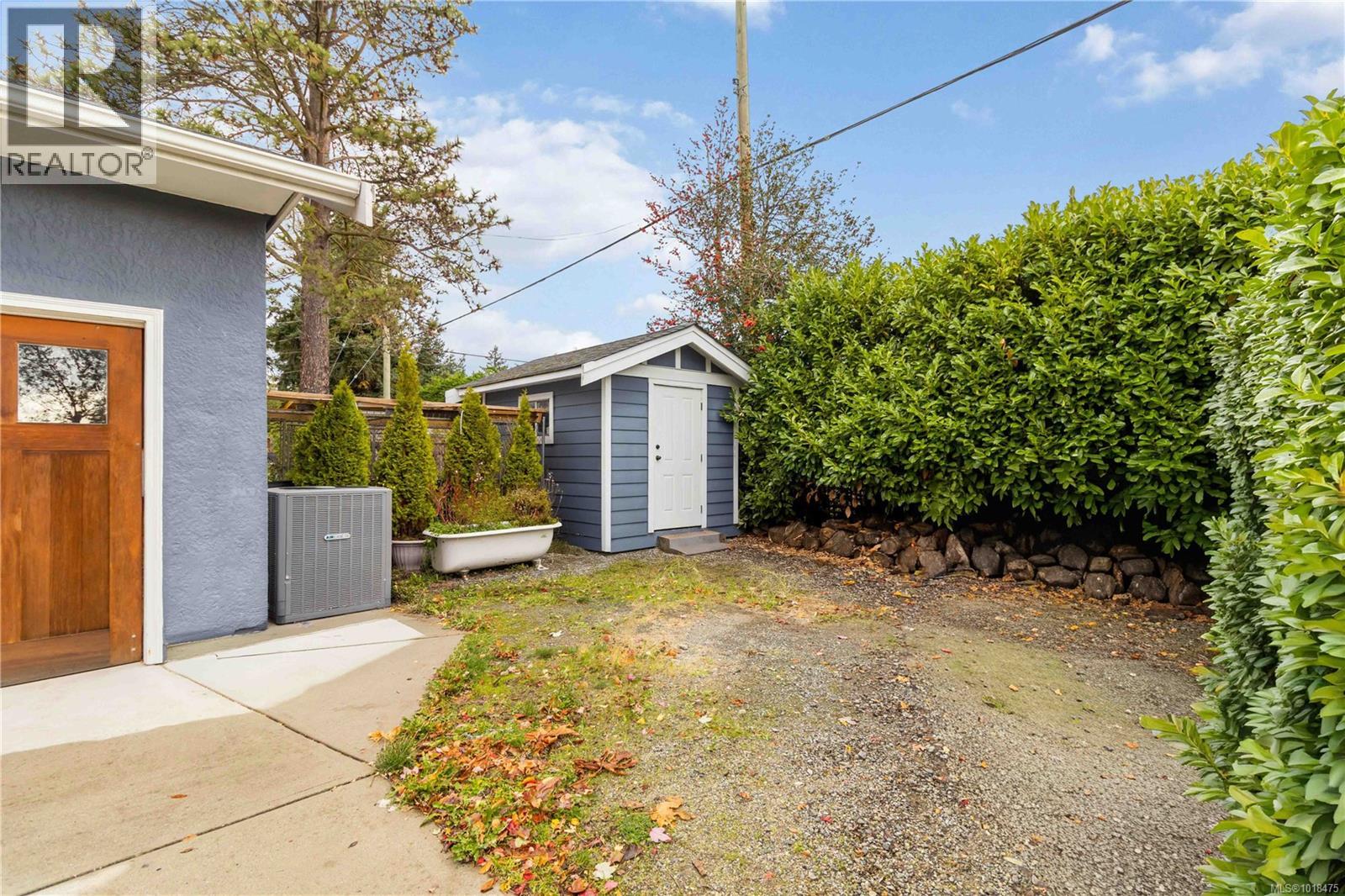  2200 Kinross Avenue, Oak Bay