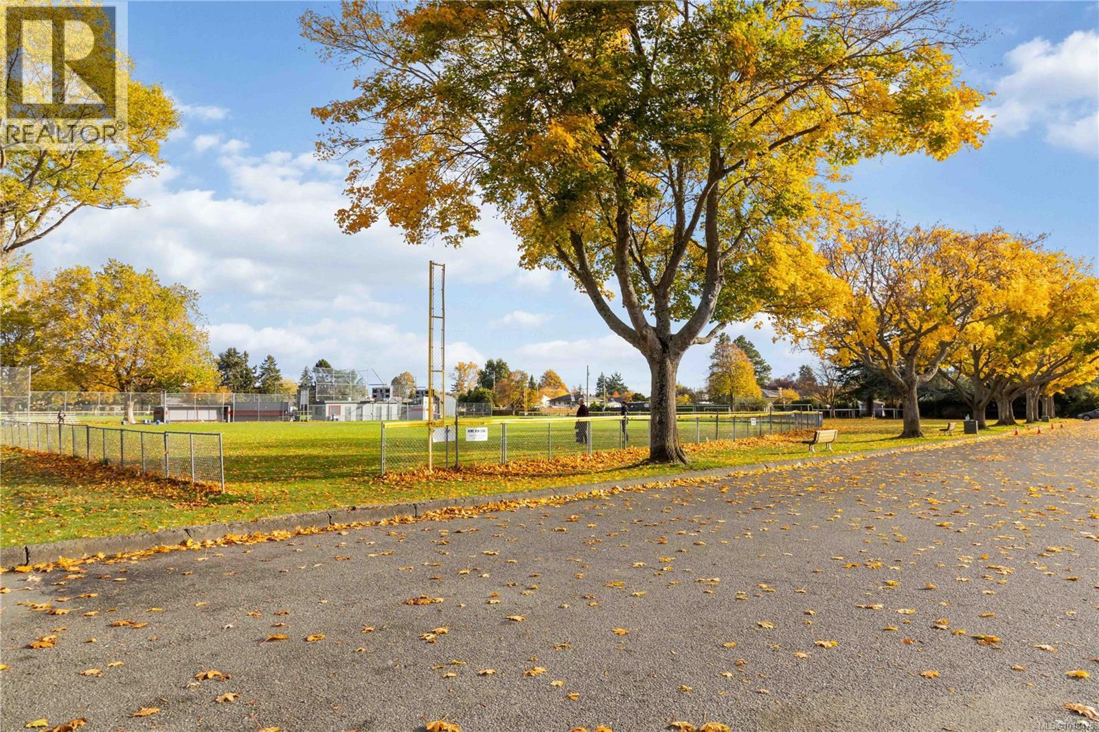  2200 Kinross Avenue, Oak Bay