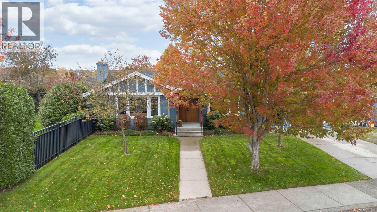  2200 Kinross Avenue, Oak Bay