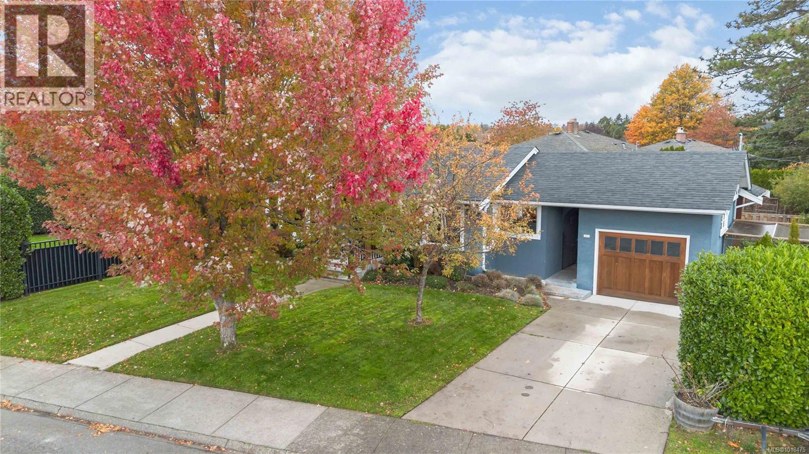  2200 Kinross Avenue, Oak Bay