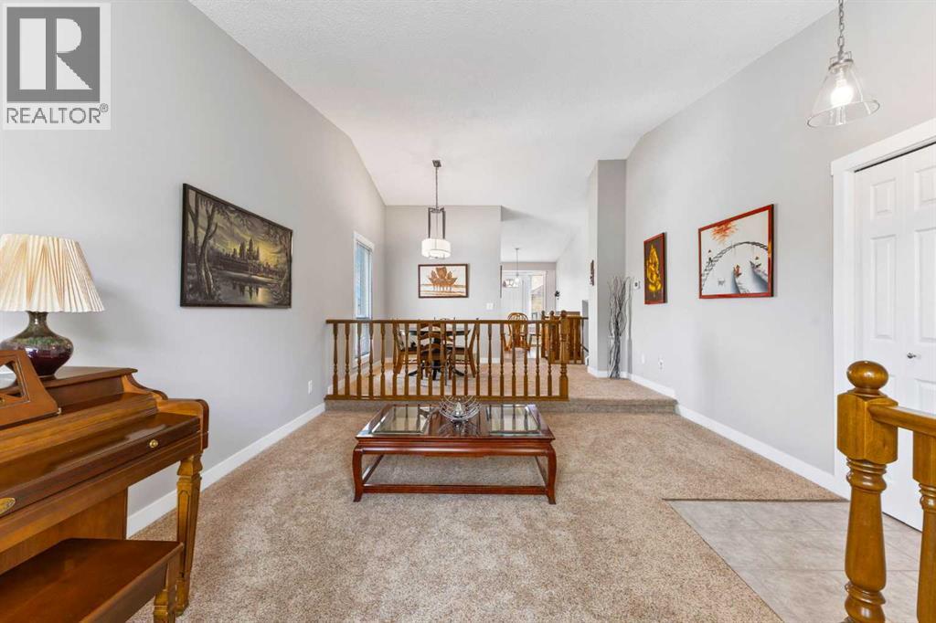 Single Family House 4 Level for Sale in  Edgebyne Crescent NW Edgemont Calgary 