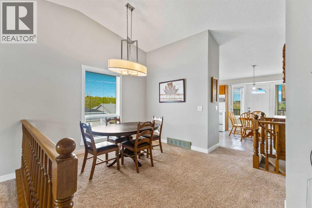 Single Family House 4 Level for Sale in  Edgebyne Crescent NW Edgemont Calgary 