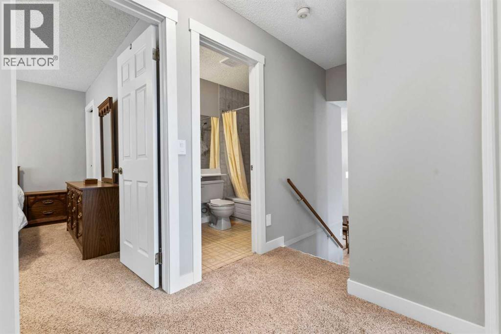 Single Family House 4 Level for Sale in  Edgebyne Crescent NW Edgemont Calgary 