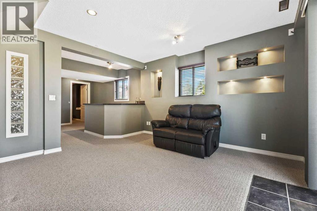 Single Family House 4 Level for Sale in  Edgebyne Crescent NW Edgemont Calgary 